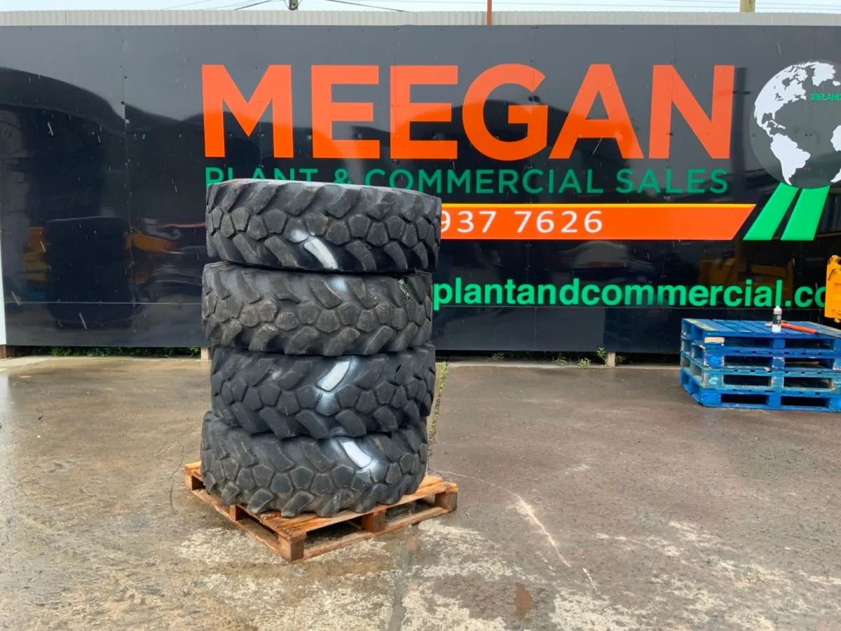 JCB SITE MASTER 15.5 x 25 TELEPORTER TYRES....440 - Image 1