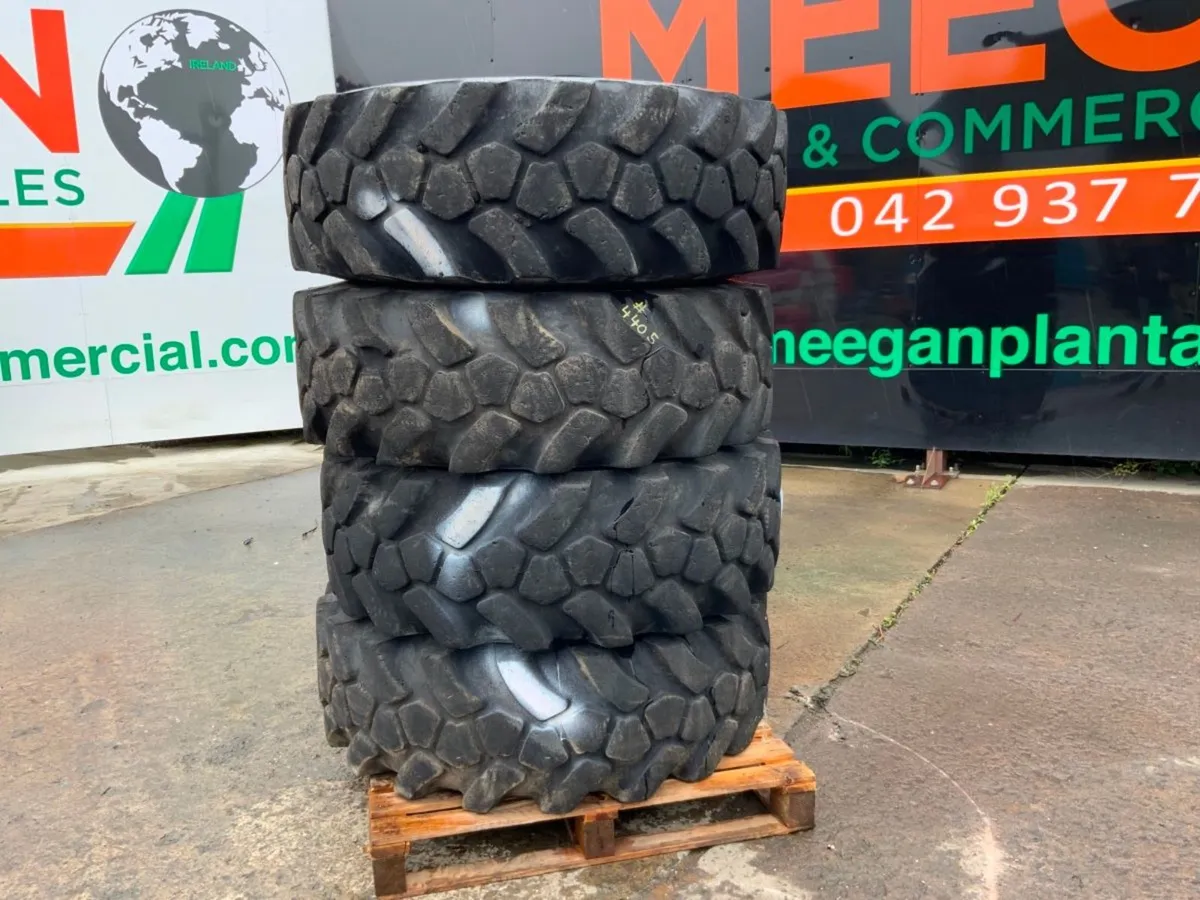 JCB SITE MASTER 15.5 x 25 TELEPORTER TYRES....440 - Image 4