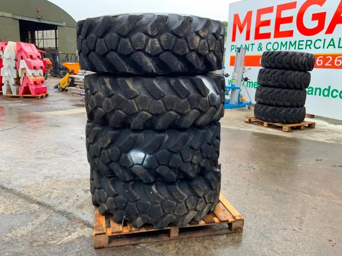 JCB SITE MASTER 15.5 x 25 TELEPORTER TYRES....440 - Image 2