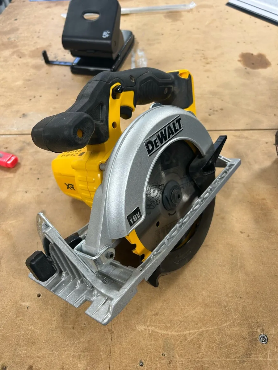 DeWALT circular saw - Image 1