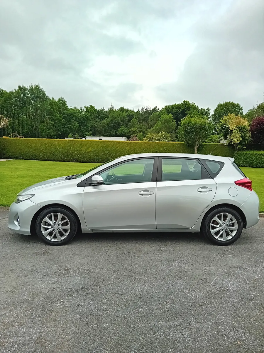 Toyota Auris 2014 - Image 2
