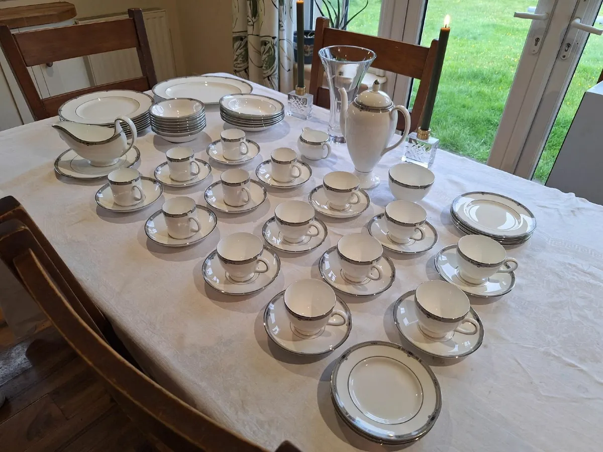 Wedgewood Amhurst Dinner Service - Image 3