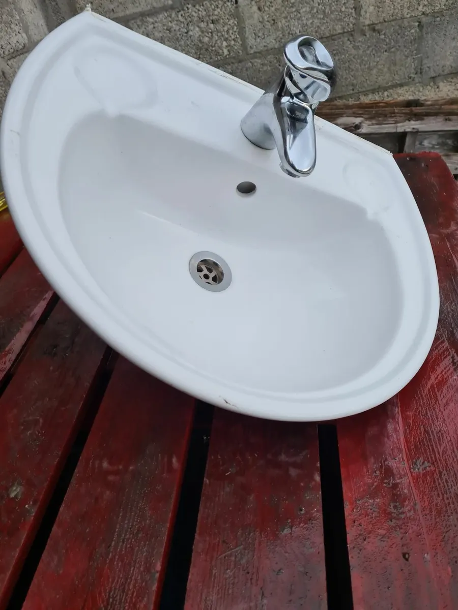 Selection of toilets and sinks with pedestals - Image 2