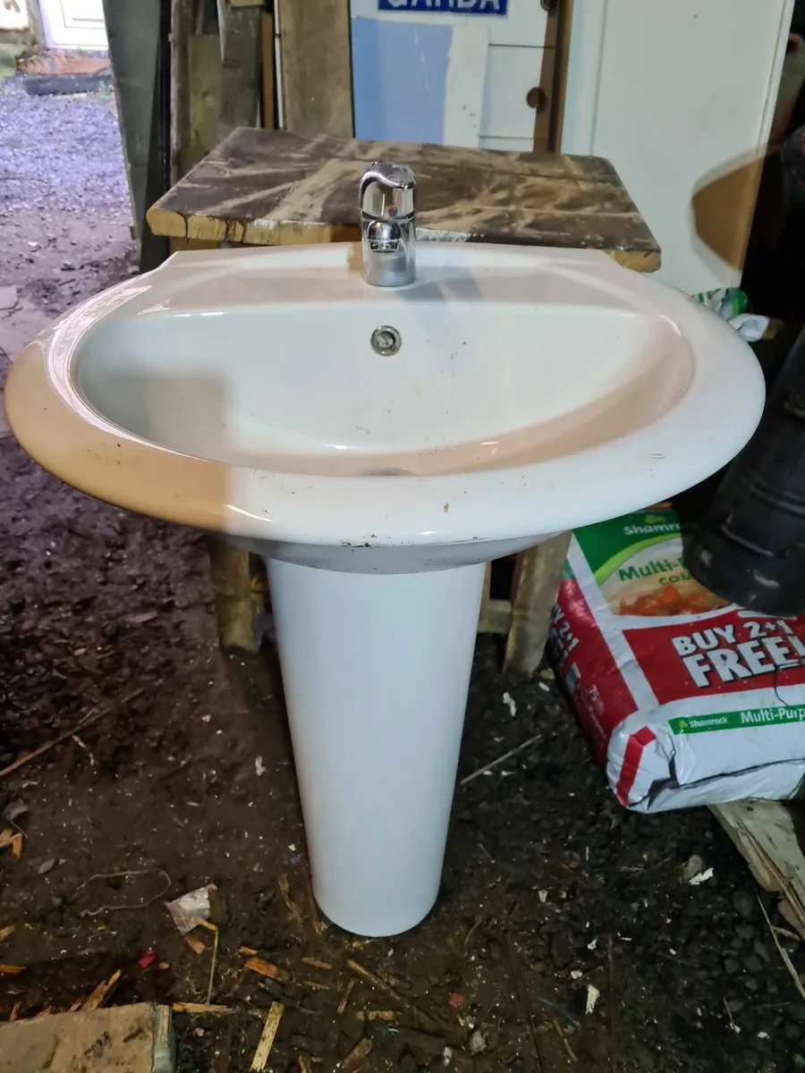 Selection of toilets and sinks with pedestals - Image 3