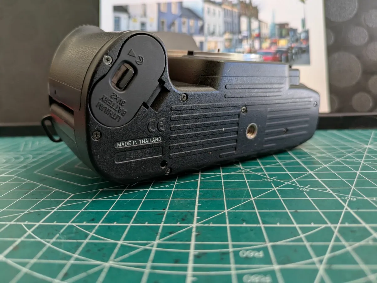 Nikon F80 autofocus 35mm film SLR camera - body - Image 3