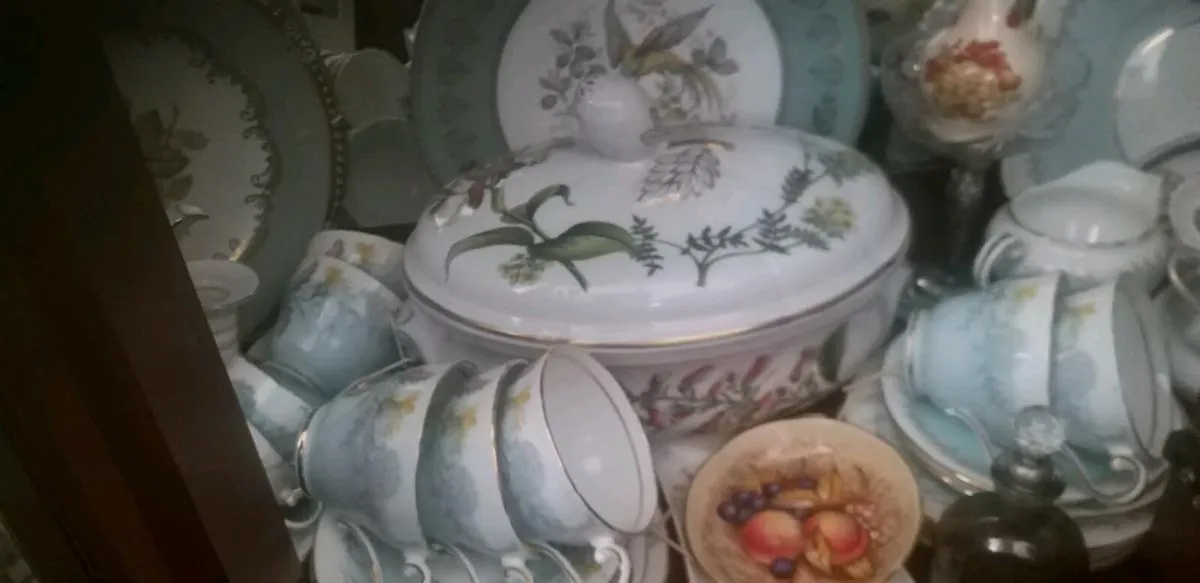 Too beautiful Chinese vase also Ainsley fine - Image 2