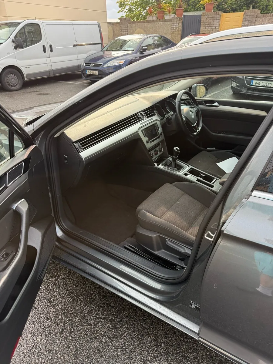 Volkswagen Passat - Image 4
