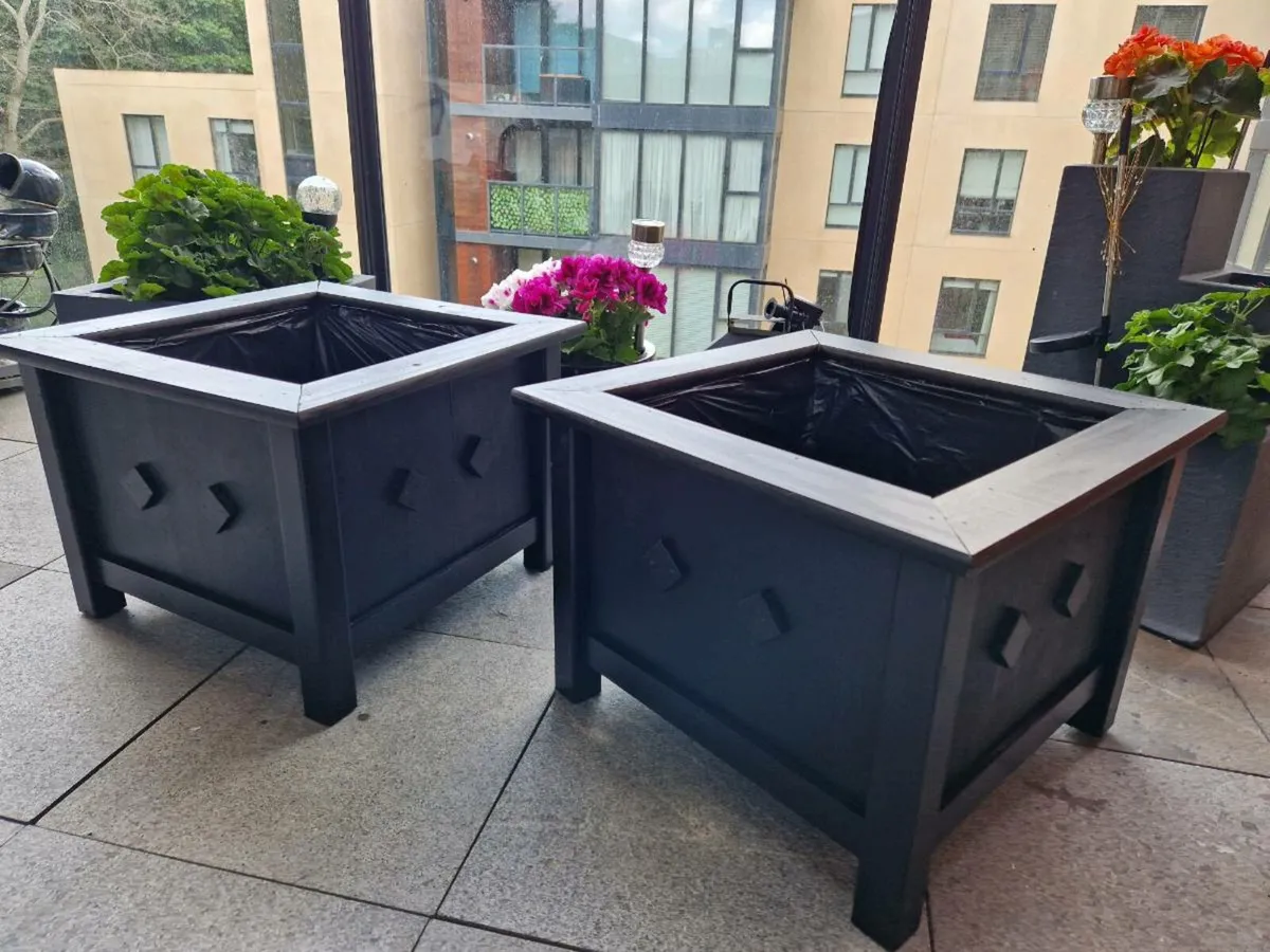 2 wooden planters - Image 1