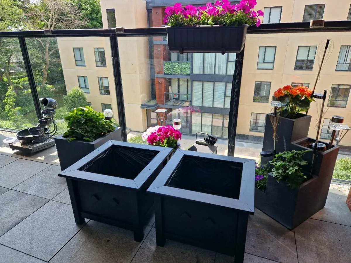 2 wooden planters - Image 4