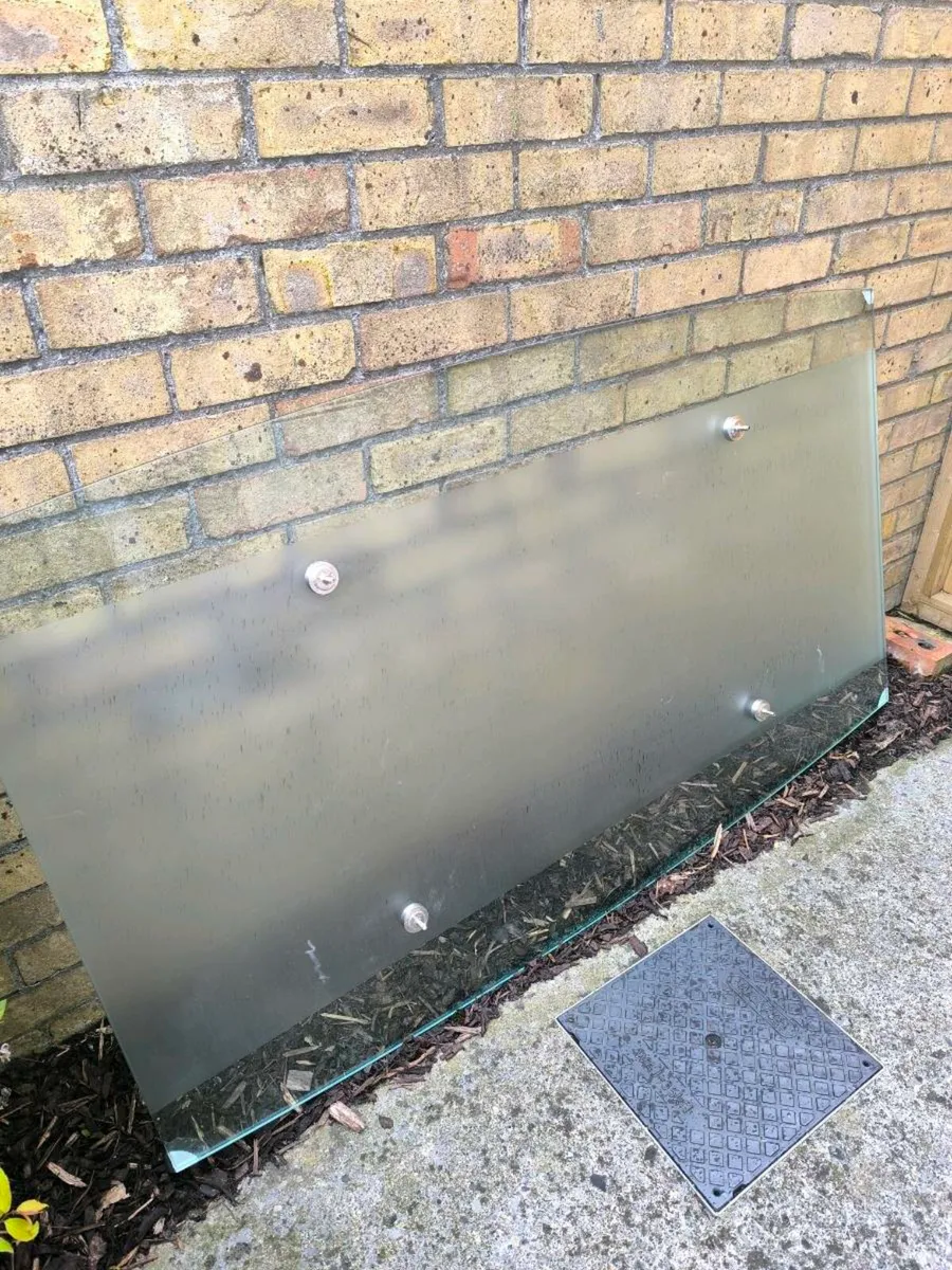 Glass table top. - Image 1