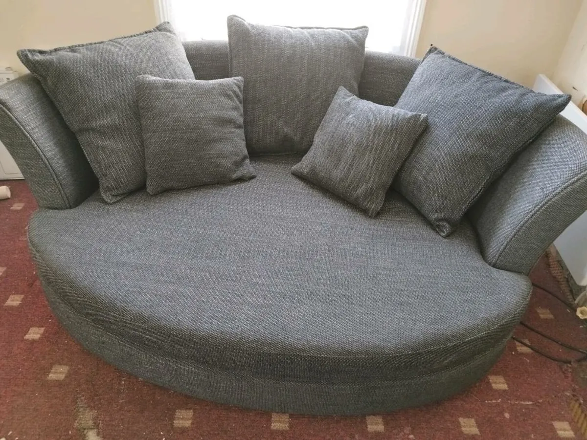 Circular couch - Image 1