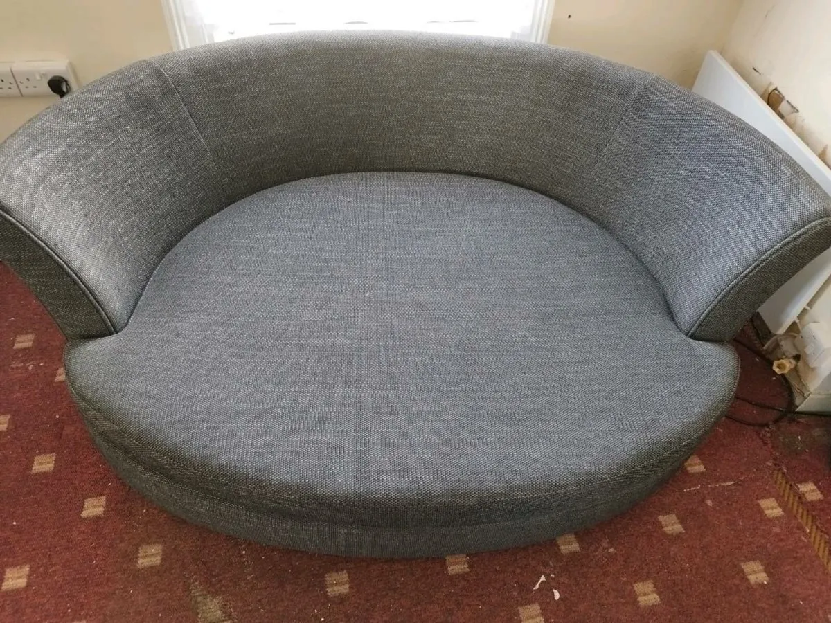 Circular couch - Image 2