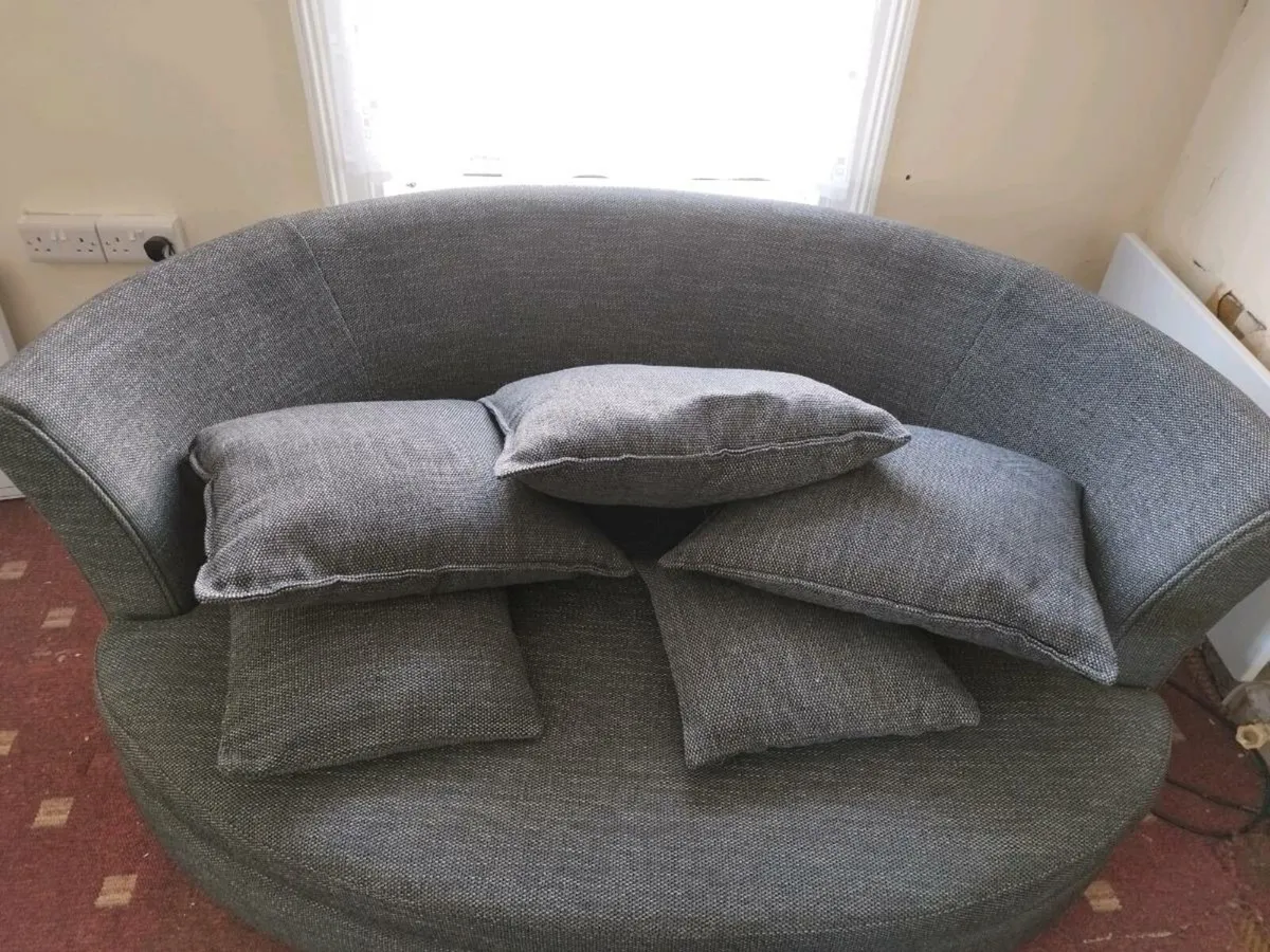 Circular couch - Image 3