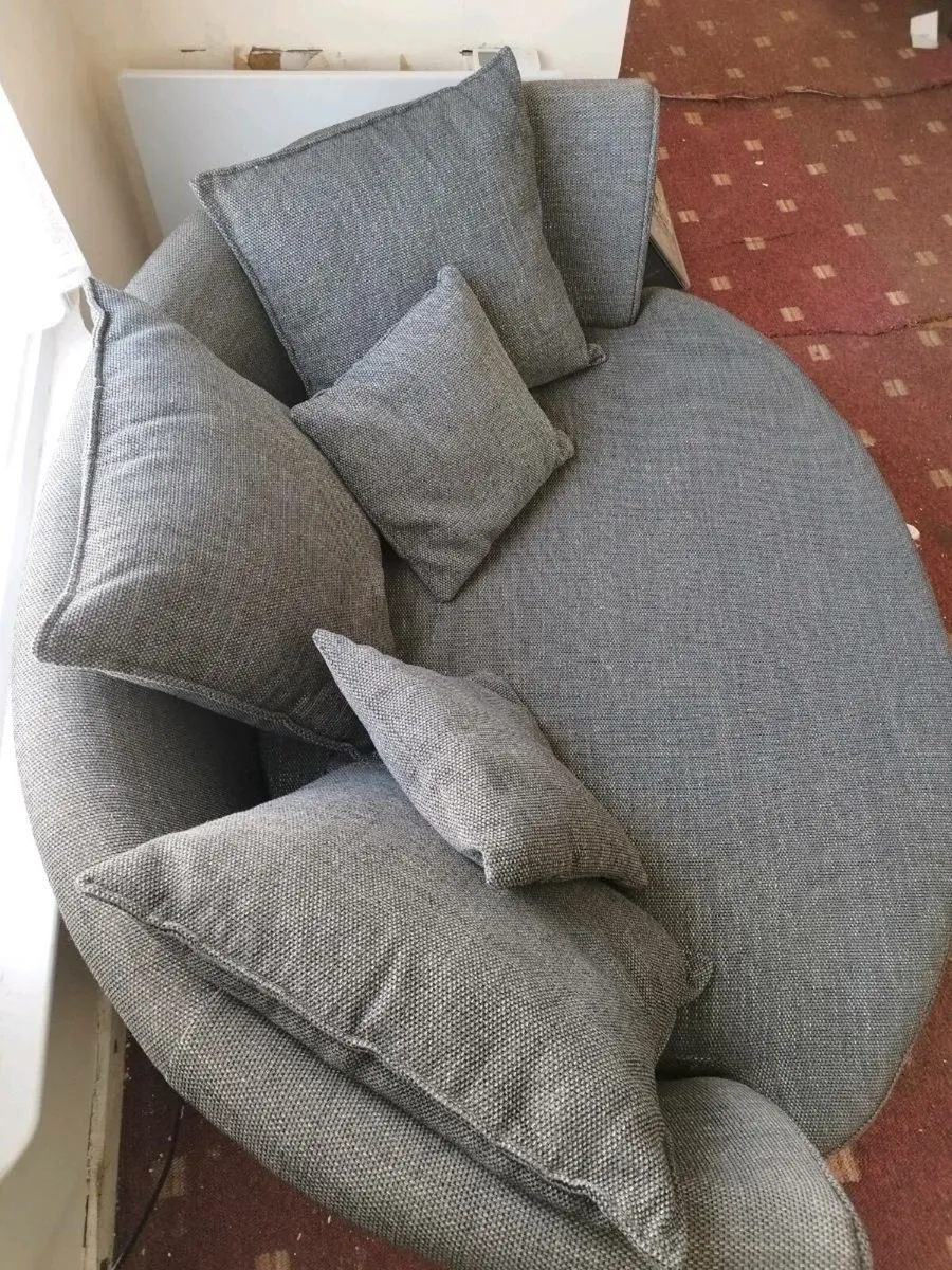 Circular couch - Image 4