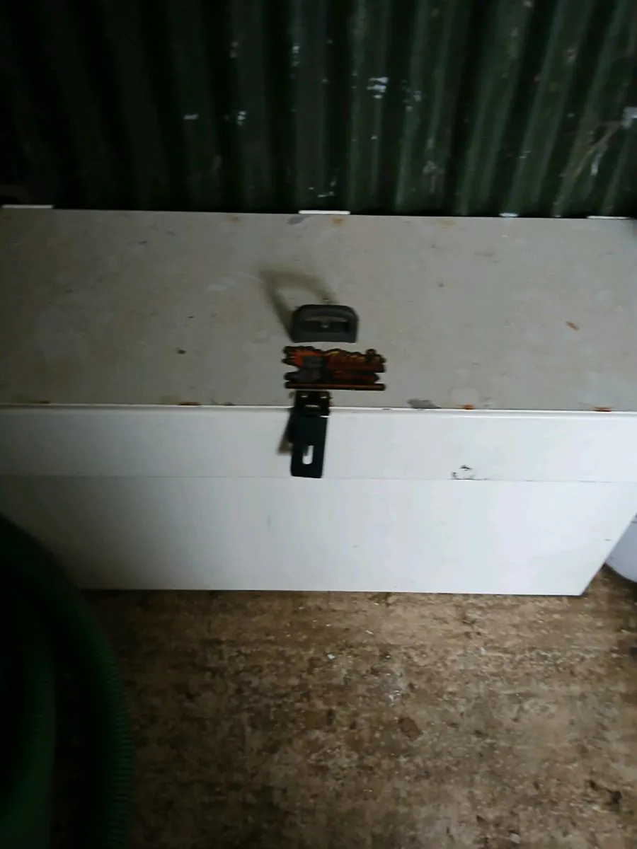 Steel toolbox - Image 1