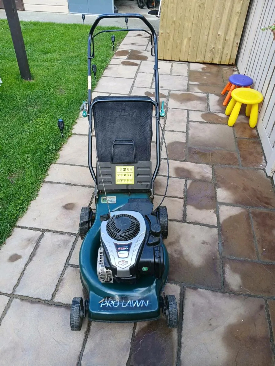 Petrol pushing lawnmower in excellent condition - Image 3