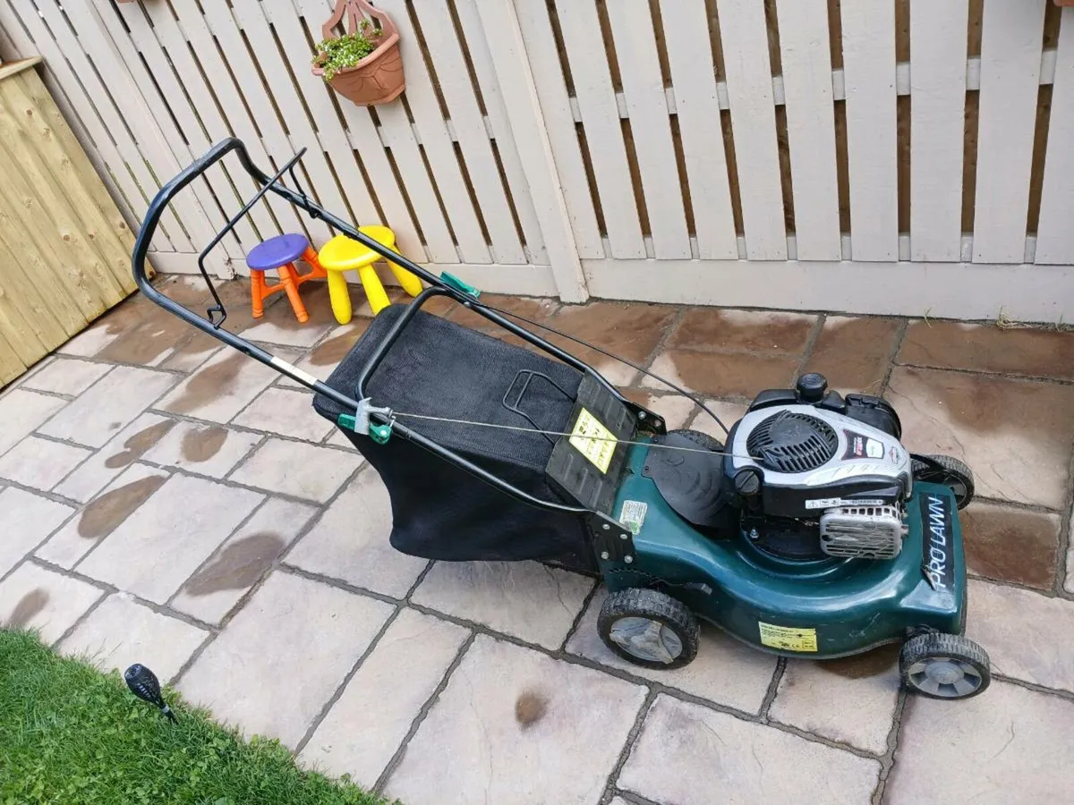 Petrol pushing lawnmower in excellent condition - Image 4
