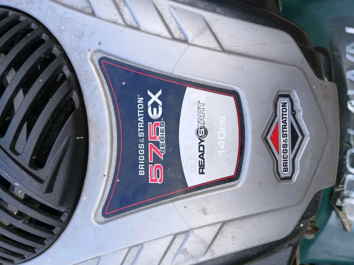 Petrol pushing lawnmower in excellent condition - Image 1