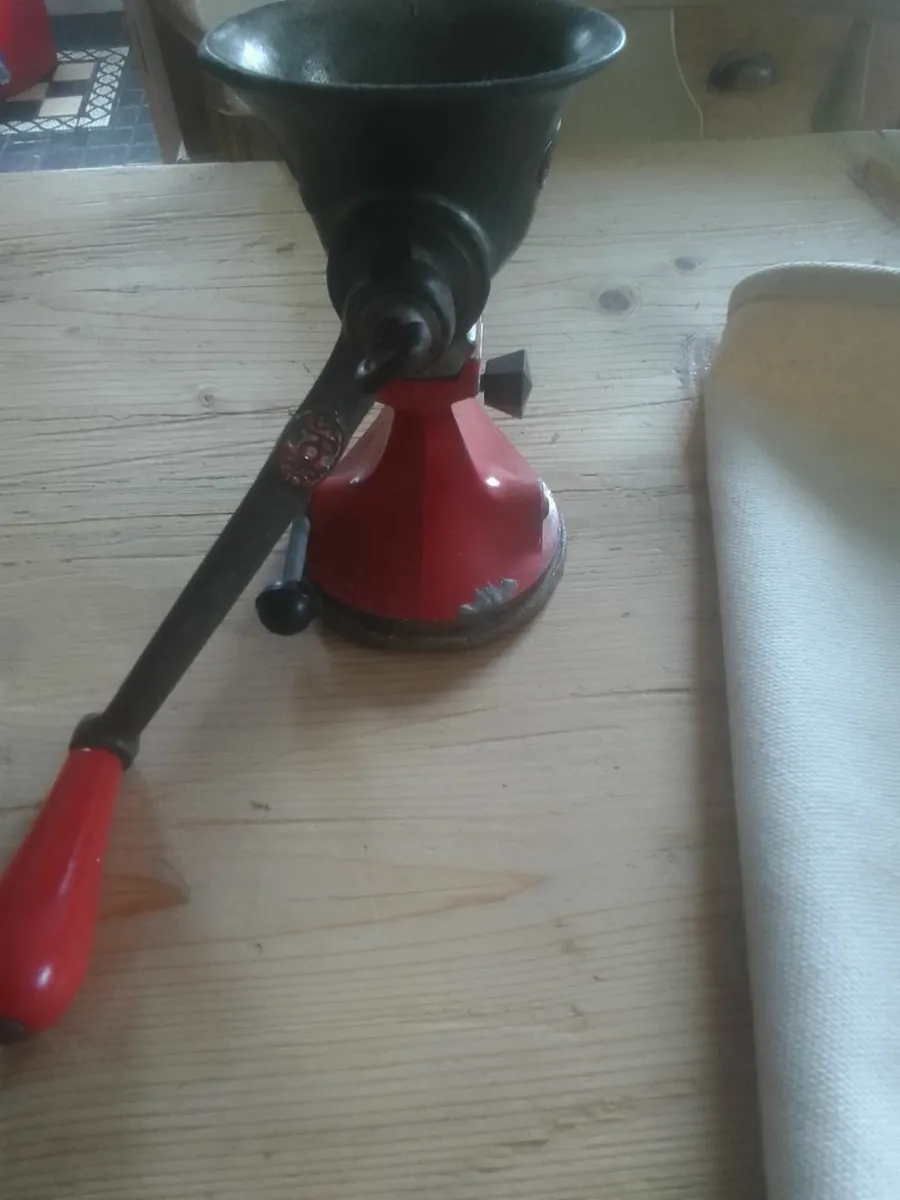 VINTAGE 1950's RED SPONG MINCER - Image 2