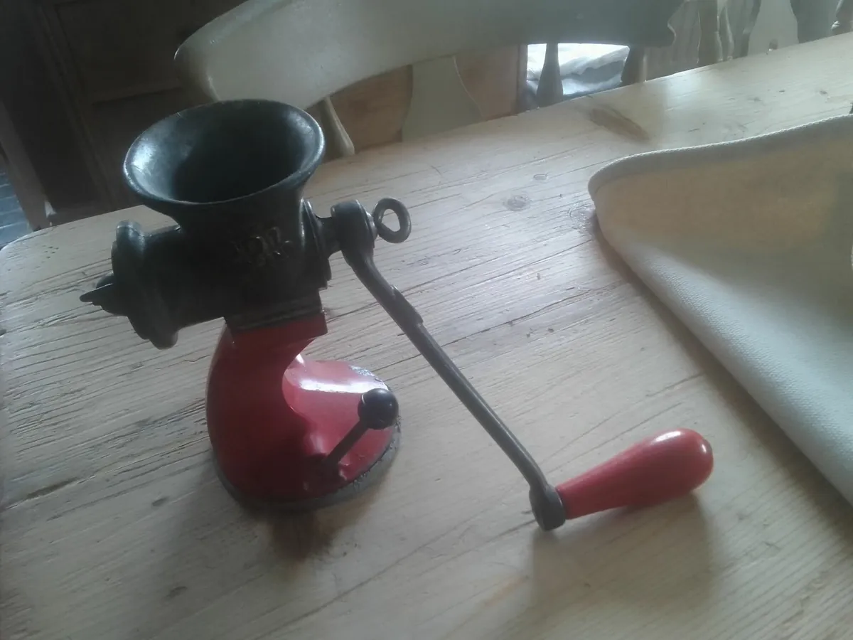 VINTAGE 1950's RED SPONG MINCER - Image 3