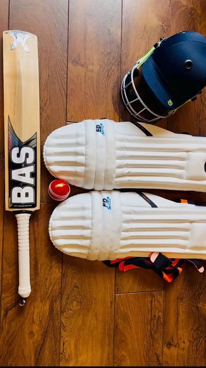 cricket bat, helmet, pads & ball - Image 1