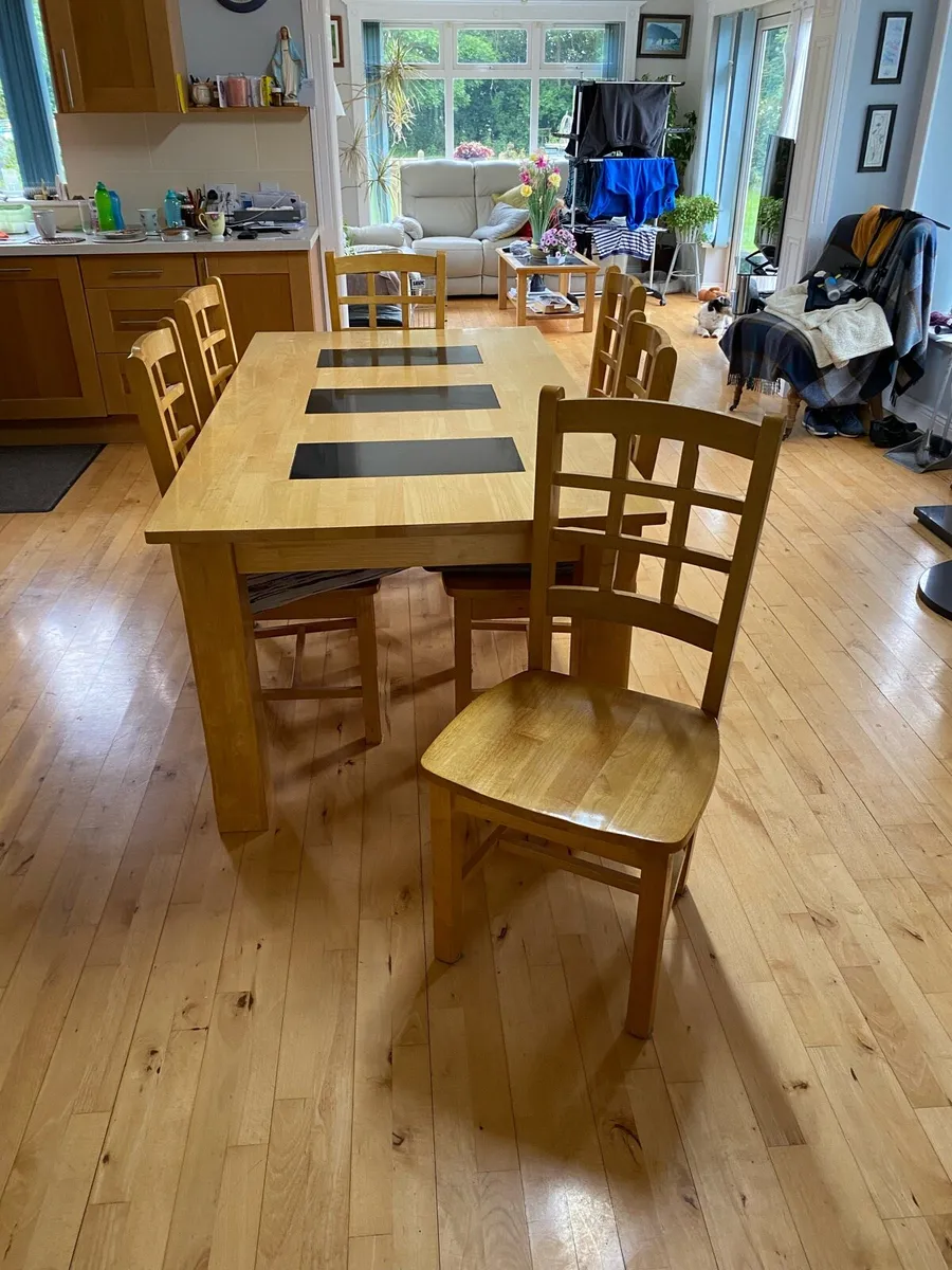 Table and chairs - Image 1
