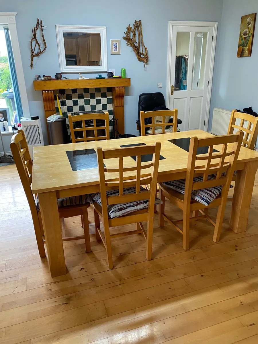 Table and chairs - Image 2