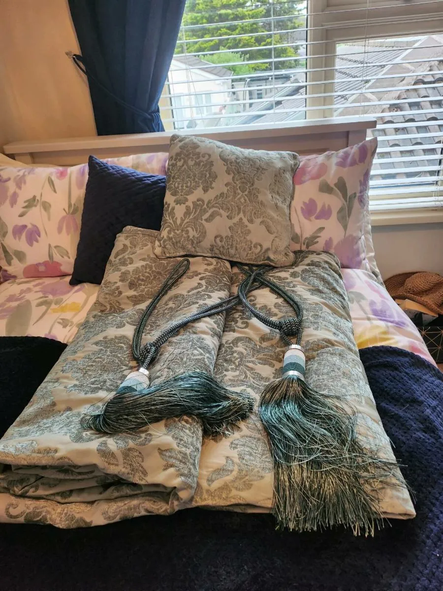 Curtains - Image 2