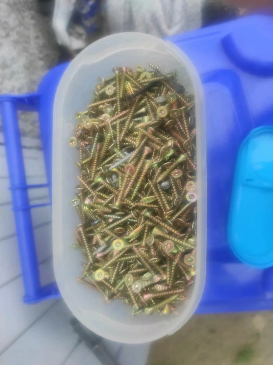 Tub of star head screws - Image 2