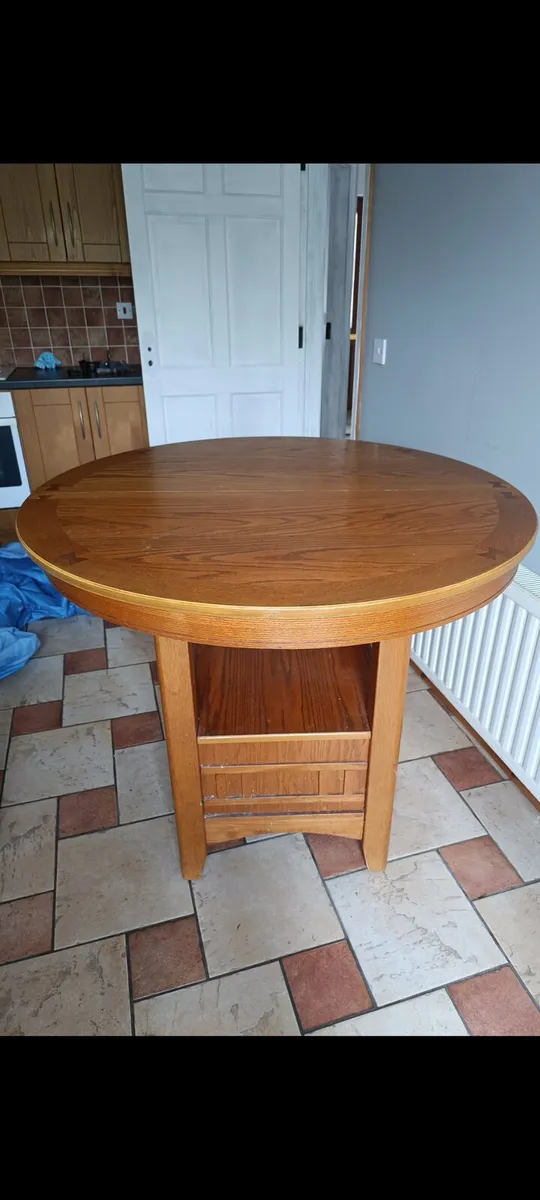 Round kitchen table