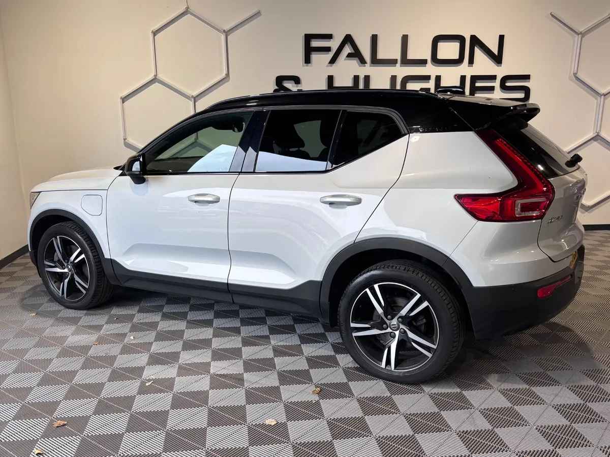 2021 VOLVO XC40 R-DESIGN T5 RECHARGE HYBRID - Image 3