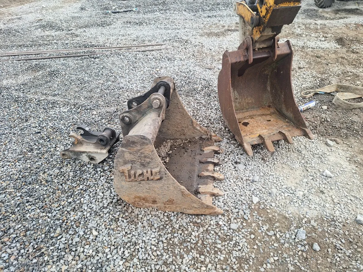 Tighe digger bucket and quick hitch - Image 1