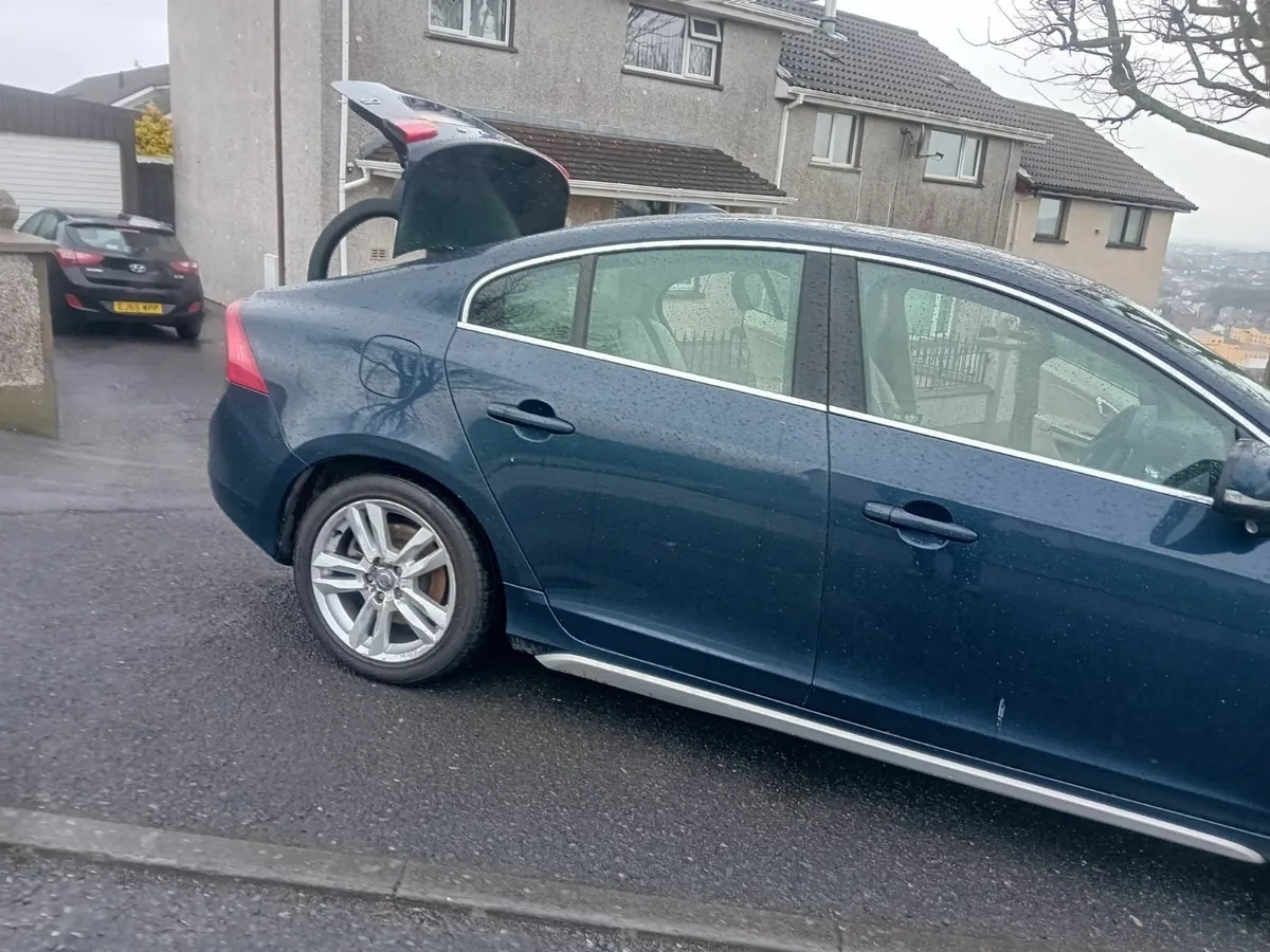 Volvo S60 2010 - Image 2