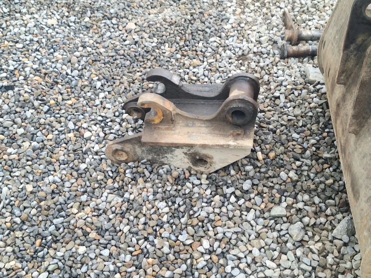 Tighe digger bucket and quick hitch - Image 2