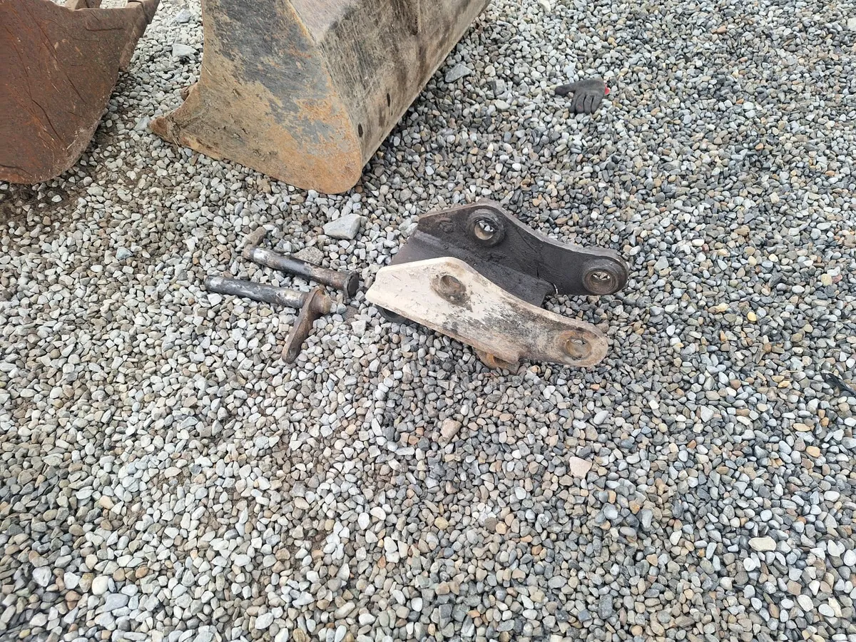 Tighe digger bucket and quick hitch - Image 3
