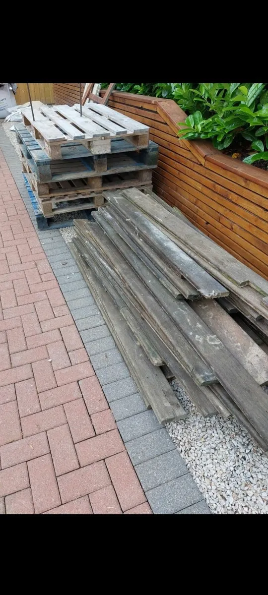 **FREE** Pallets and decking timber - Image 1