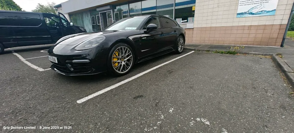 Porsche Panamera Turbo s e hybrid sports turismo - Image 2