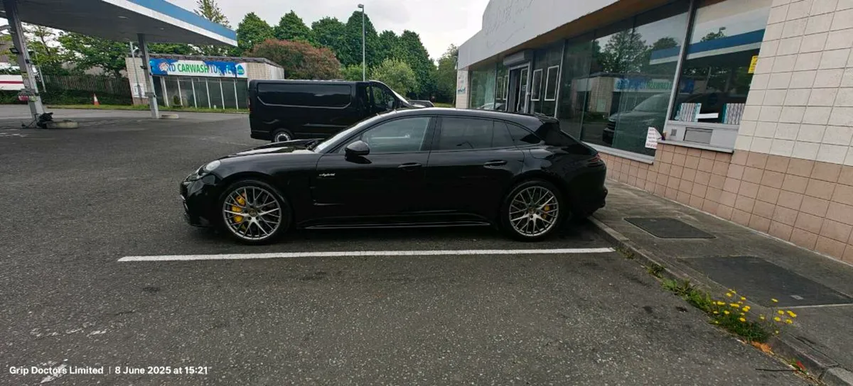 Porsche Panamera Turbo s e hybrid sports turismo - Image 3