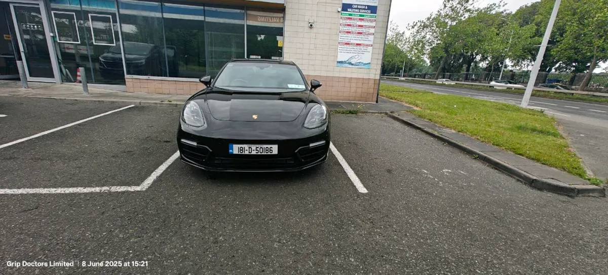Porsche Panamera Turbo s e hybrid sports turismo - Image 4