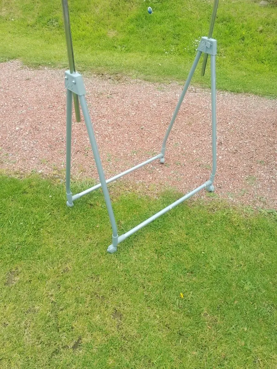 Clothes rail - Image 4
