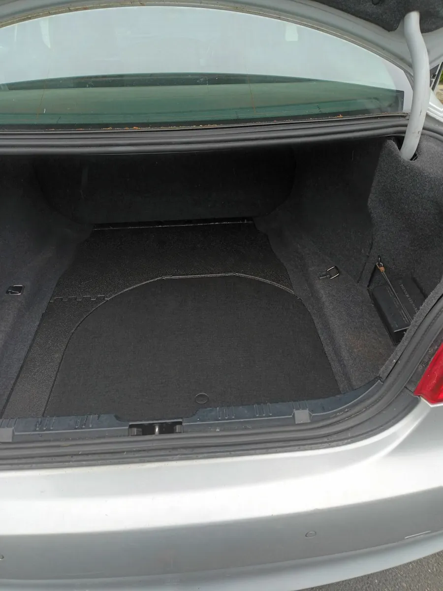 BMW 5-Series 2009 - Image 4