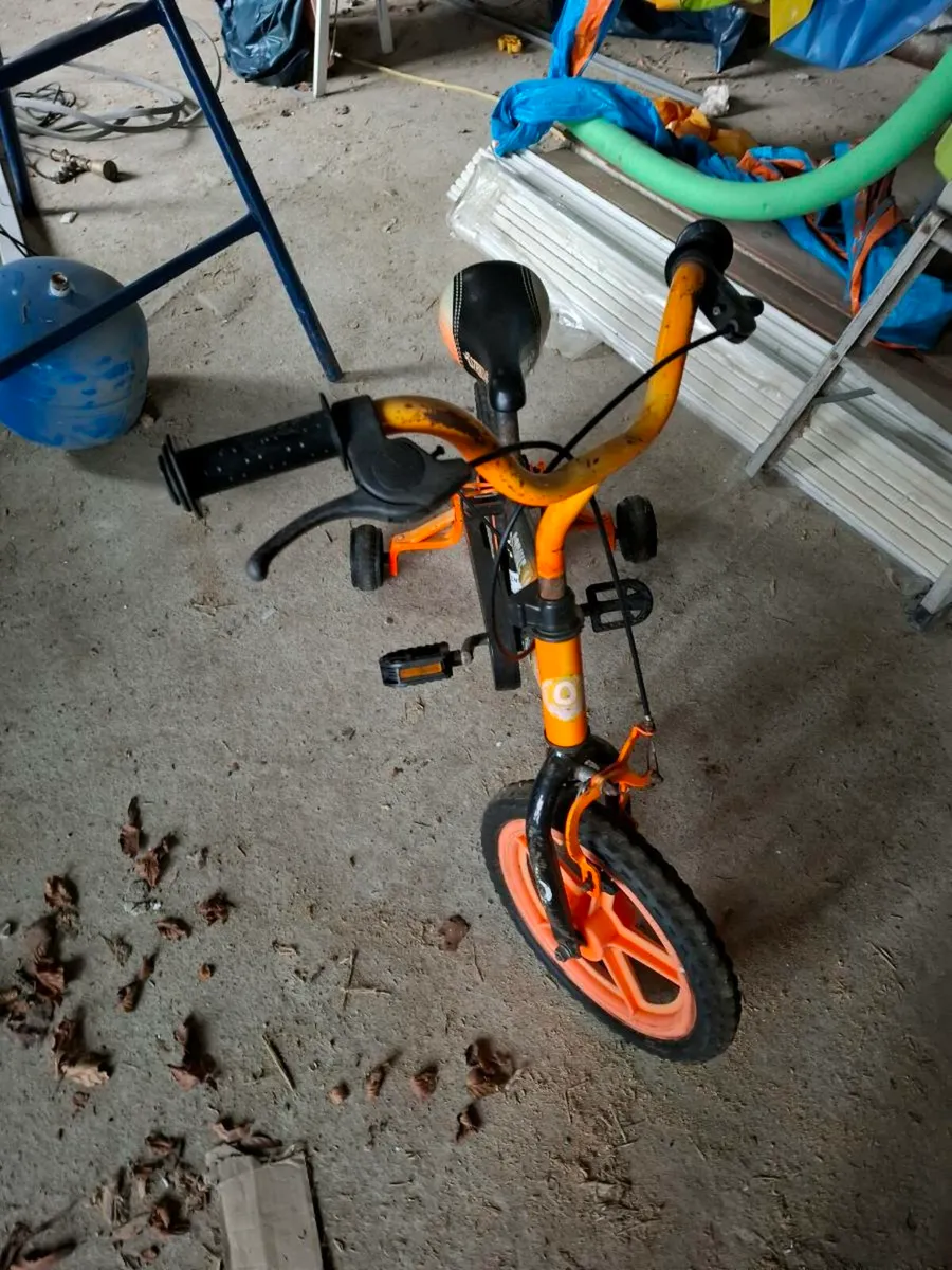Strike 14inch kids bike. With stabiliers - Image 1