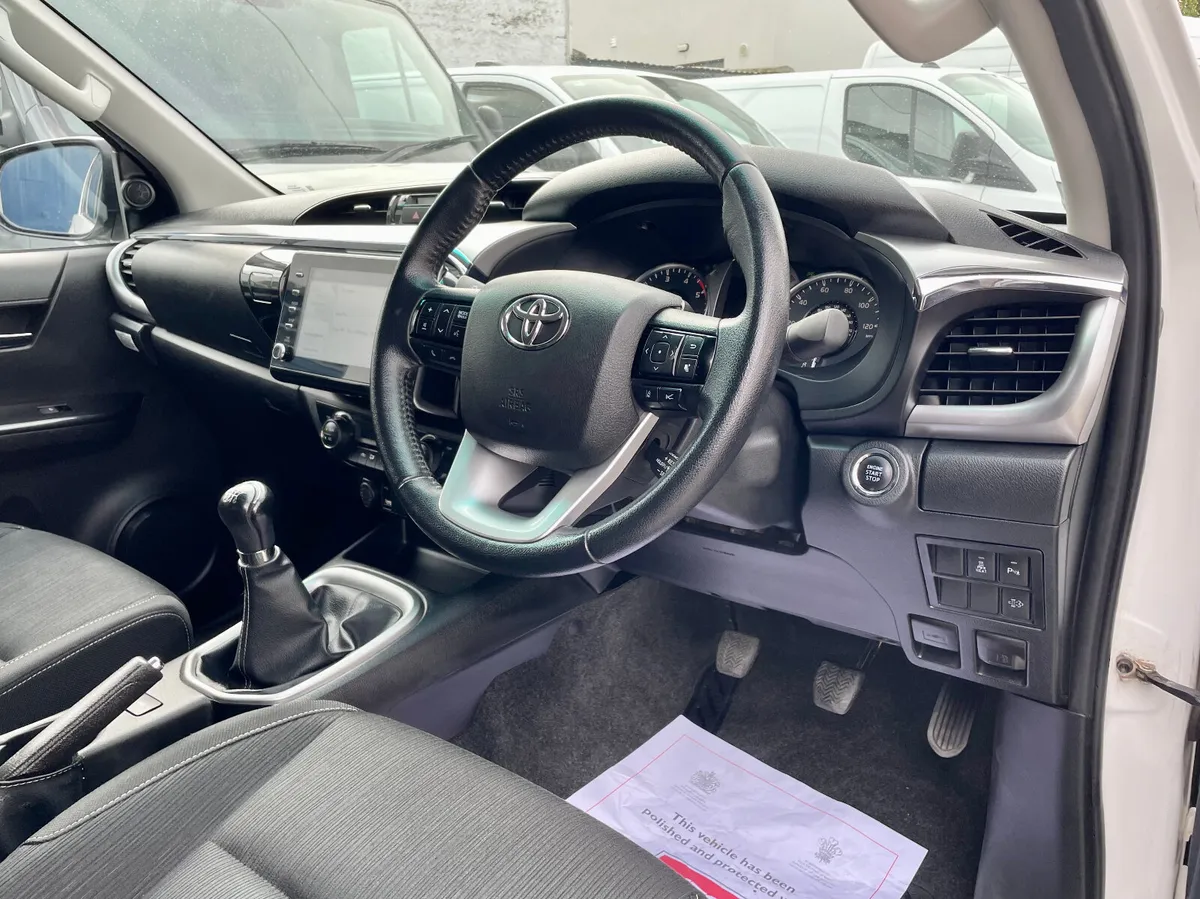 Toyota Hilux Invincible 2.4D4D 4WD Manual,2022 - Image 3