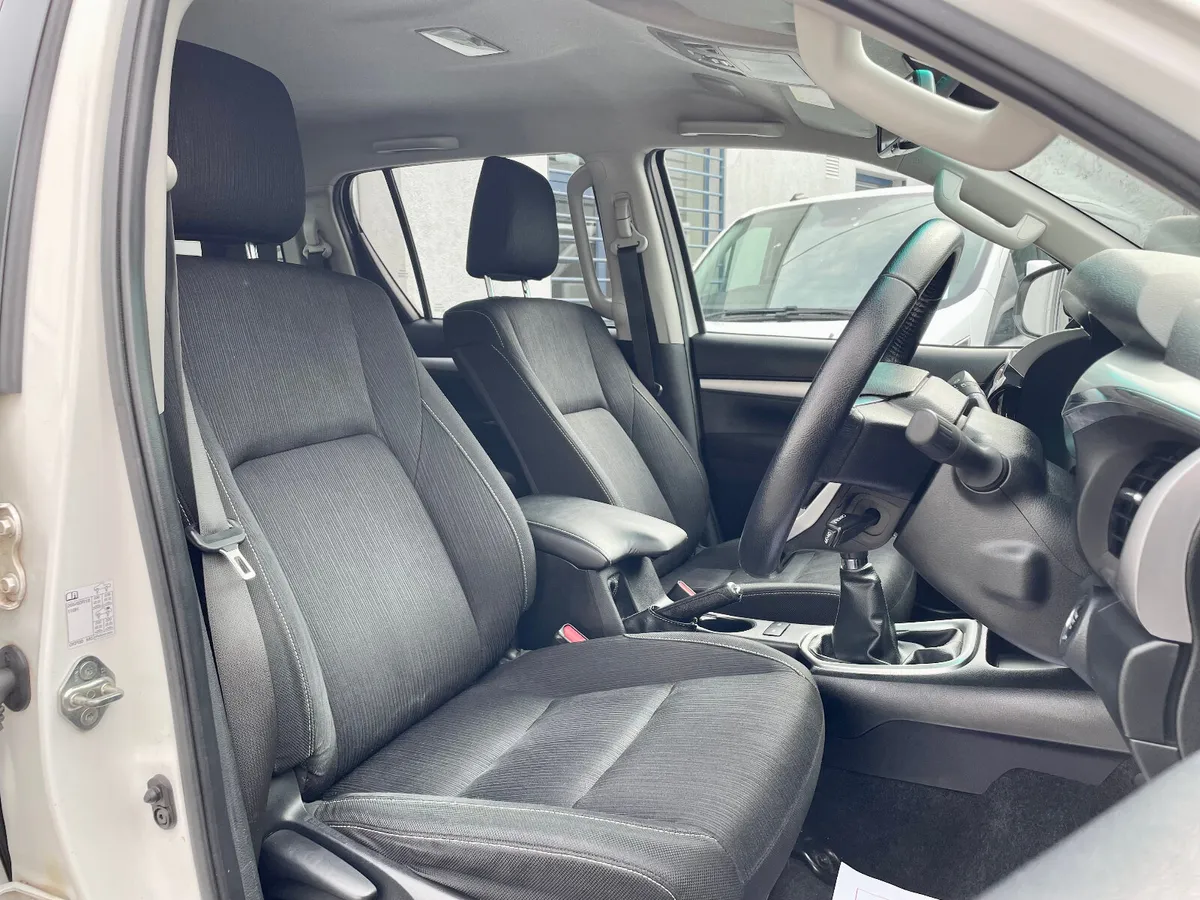 Toyota Hilux Invincible 2.4D4D 4WD Manual,2022 - Image 4