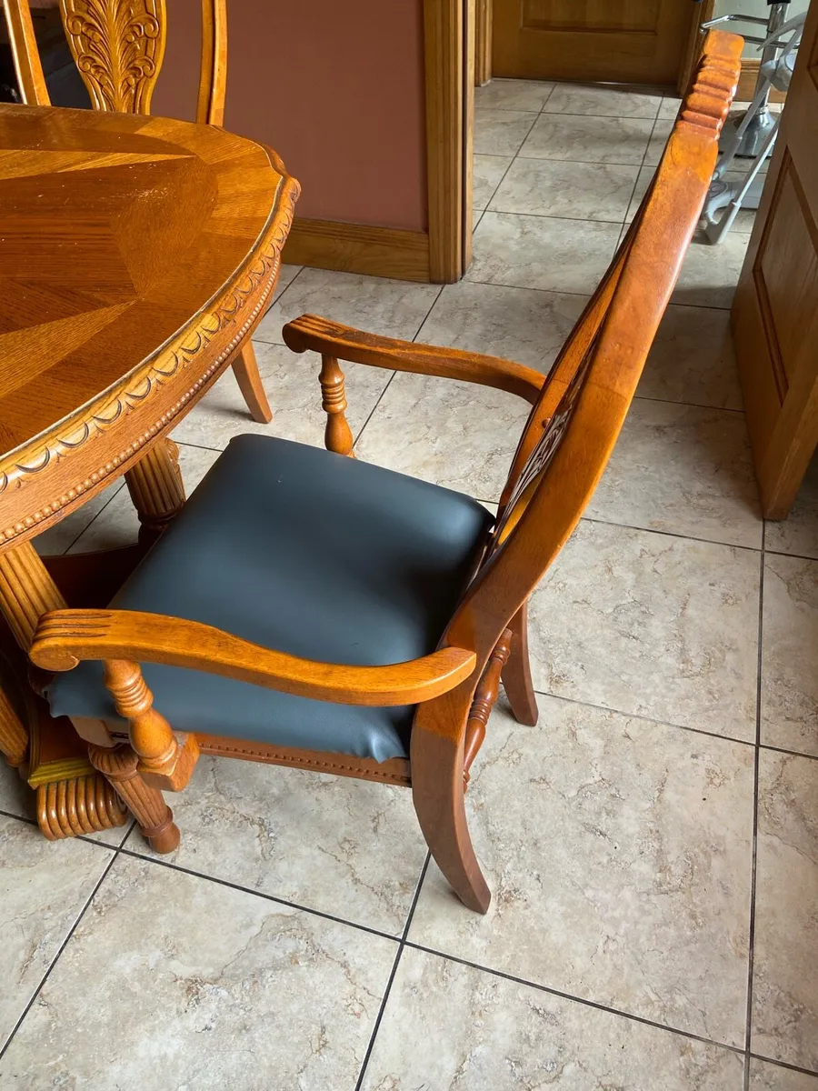 Table & Chairs - Image 4