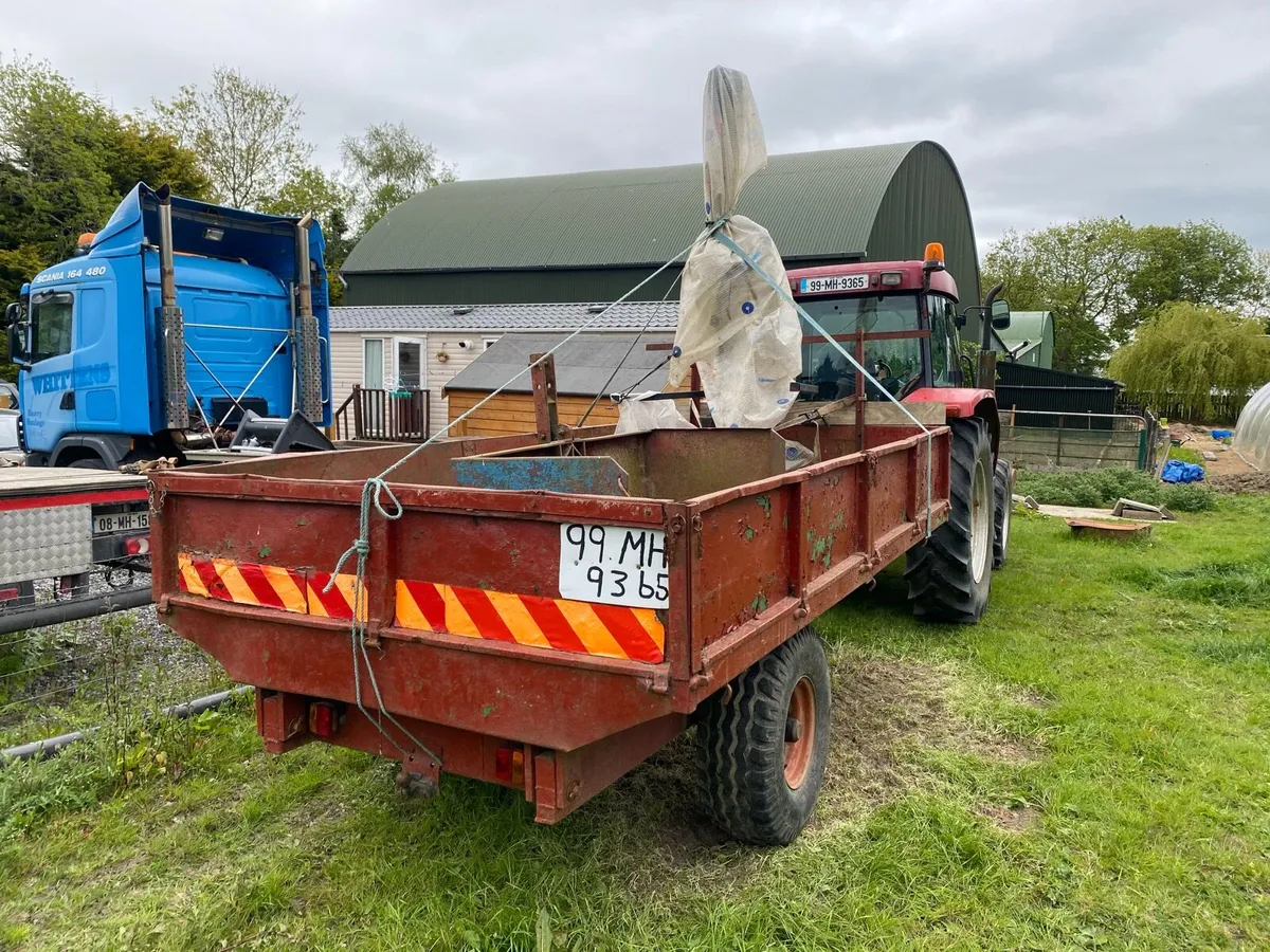 Tractor tipping trailer - Image 2