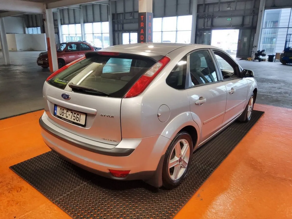 Ford Focus 1.4i Style - Image 3