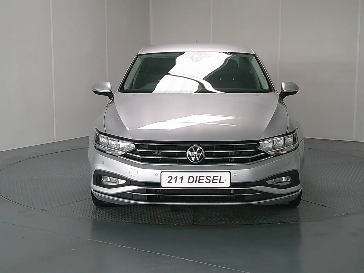 Volkswagen Passat 2021 - Image 2