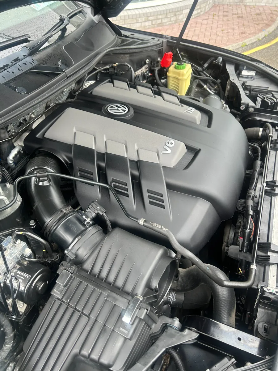 Volkswagen Touareg 2016  5 Seat Crew CAB / VAT Inv - Image 4