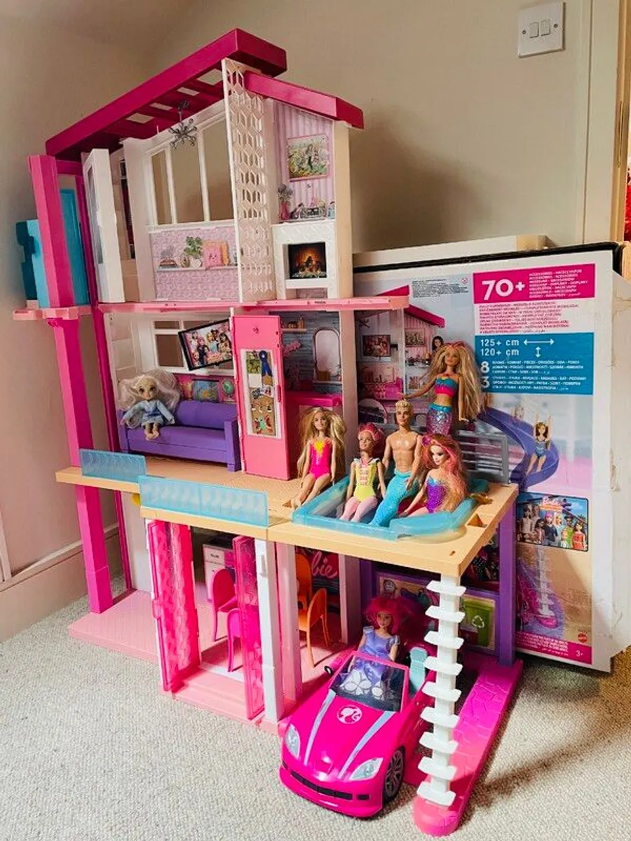 BARGAIN Barbie Dream House and Barbie Dolls (x10) - Image 1
